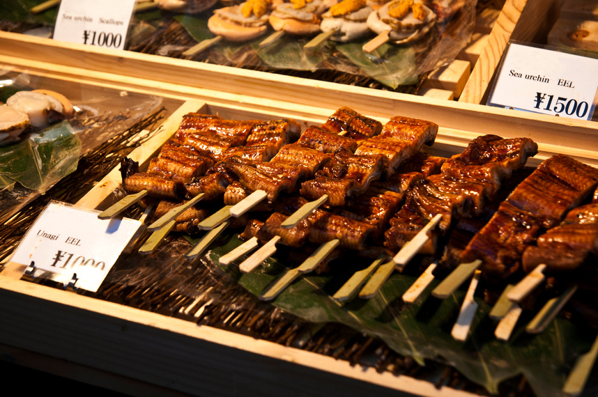 Fresh eel parts on skewers, ready for grill - streetfood in Japan, Tokyo, Tsukiji Market